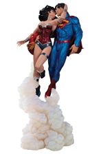 Superman/Wonder Woman 'The Kiss' Statue